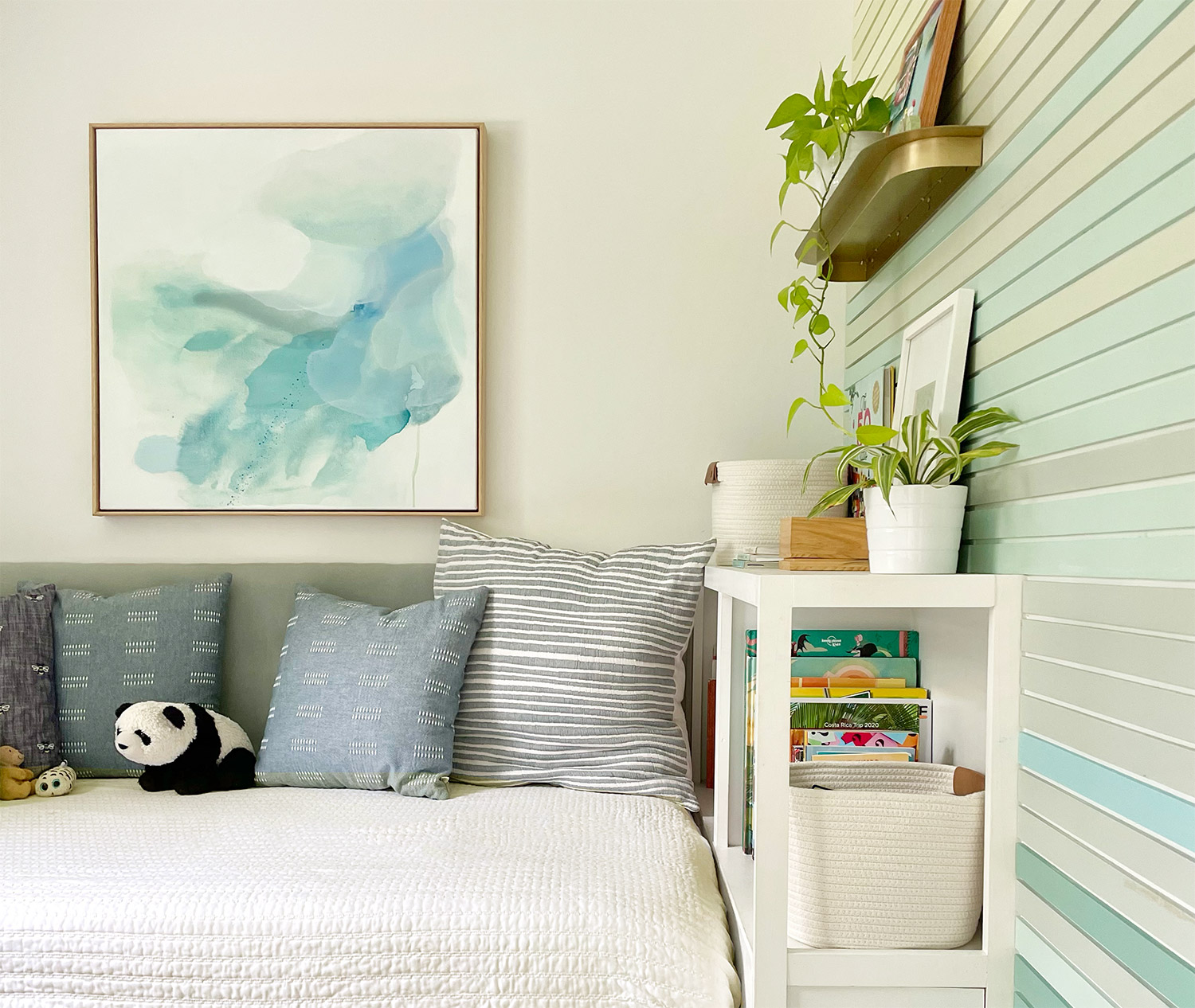 1645690204465307.jpg small-colorful-bedroom-horizontal-featured-image.jpg