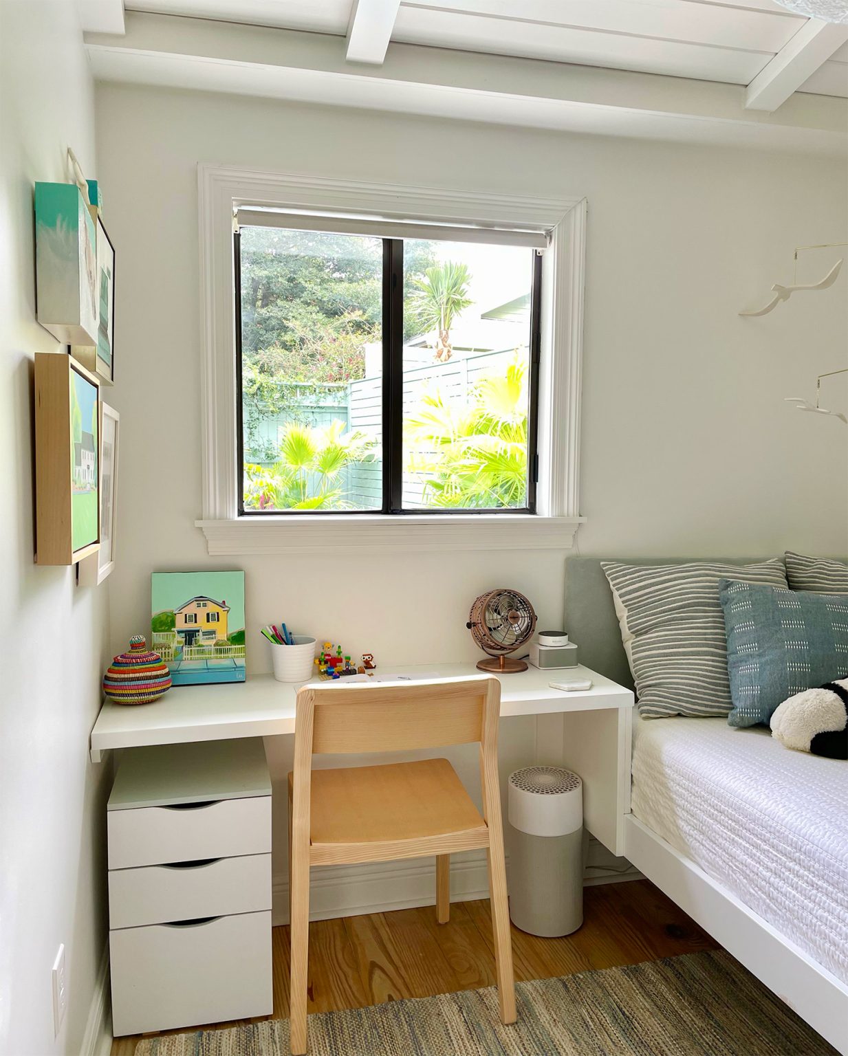 1645690490107218.jpg small-colorful-bedroom-built-in-desk-between-bed-and-wall-1233x1536.jpg